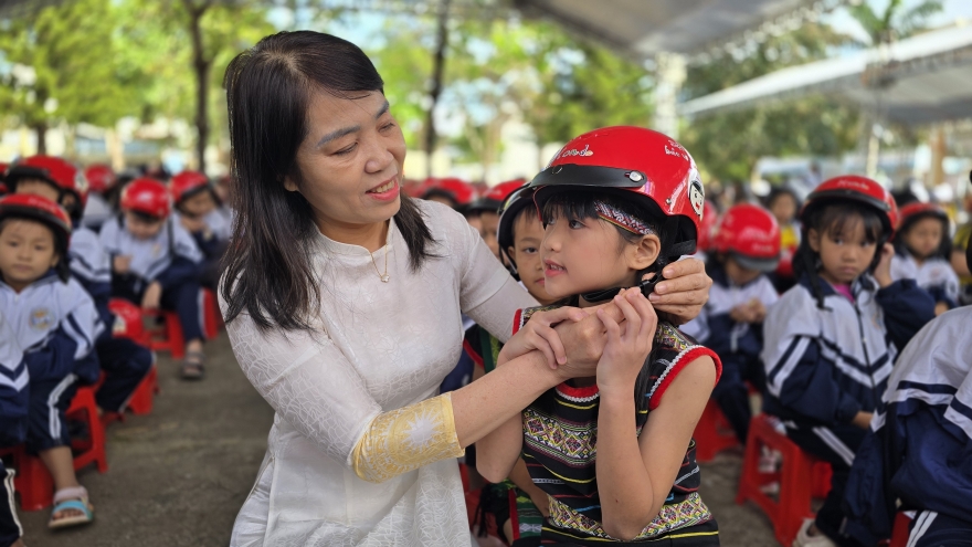 Honda Việt Nam trao hơn 1.000 mũ bảo hiểm cho học sinh lớp 1 khu vực Tây Nguyên